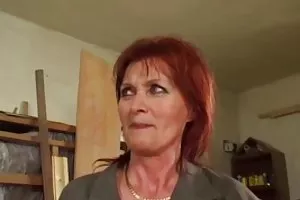 ポルノの深い喉の痛みを伴うエクストリームフェラチオ