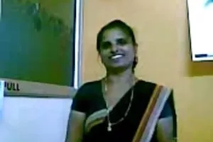 激しいセックスのために使用される青い目の女装