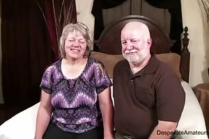 痩せた雌犬はすでに年老いていて、狂ったようにファックしたい