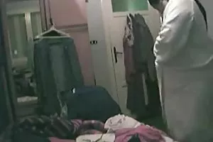 彼女はコンソールをプレイ中に犯される