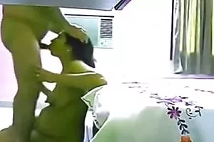 ポルノのキャスティングで若い女の子に野生の残忍なセックス